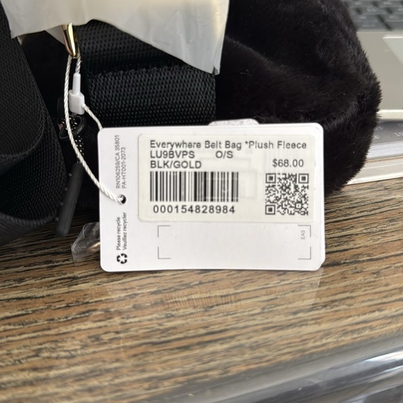 Lululemon Everywhere Belt Bag Plush Fleece Colour‎ Black/Gold - Picture 8 of 8